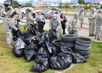 Aviadores de la IVª Brigada Aérea realizan limpieza del borde costero en Punta Arenas
