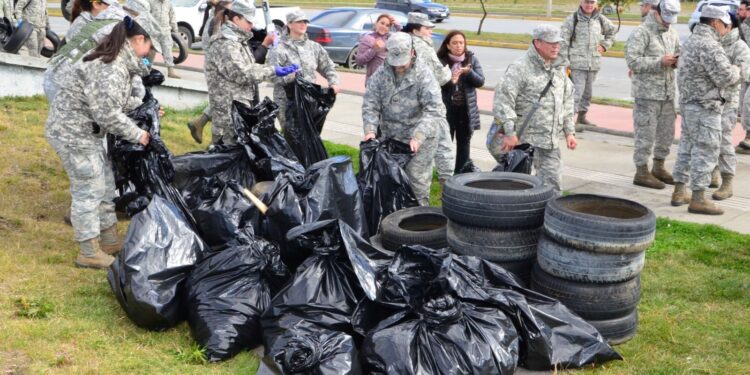 Aviadores de la IVª Brigada Aérea realizan limpieza del borde costero en Punta Arenas