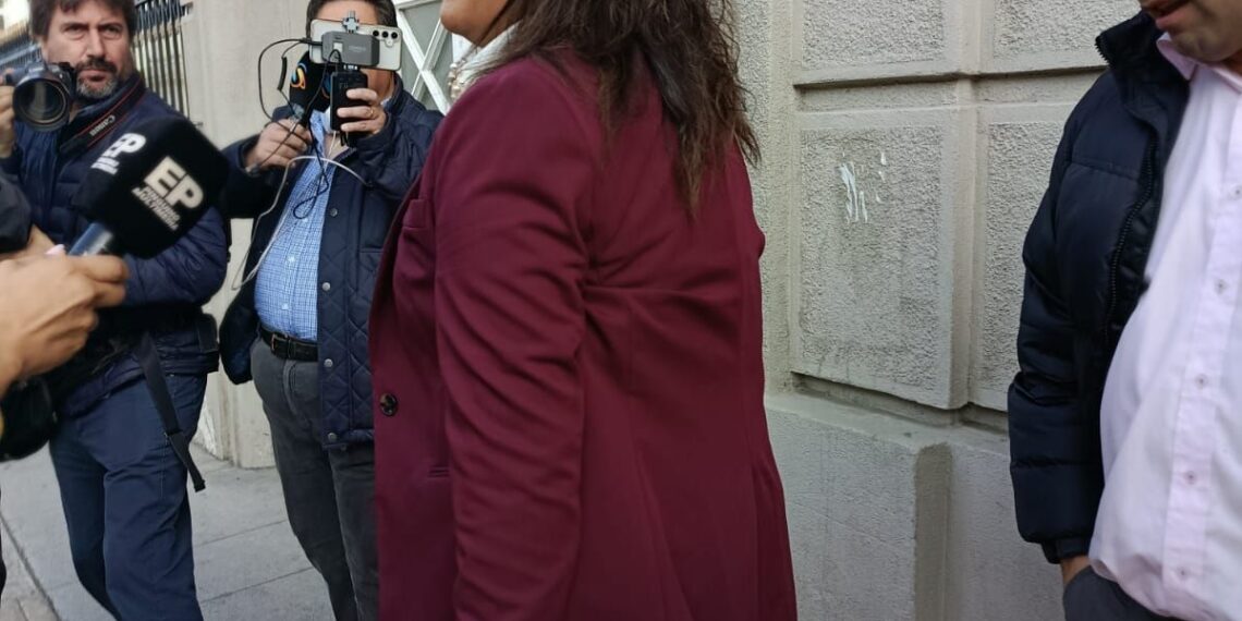 Ericka Farías llega a la Delegación Presidencial y realiza primer contacto con la prensa regional