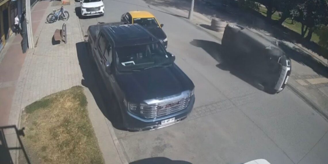 Vehículo volcó en pleno centro de Puerto Natales: una persona resultó lesionada