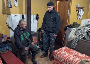 Un exitoso operativo de emergencia permitió rescatar con vida a un hombre que se encontraba a la deriva en el Seno Skyring, en la comuna de Río Verde, en la Región de Magallanes.