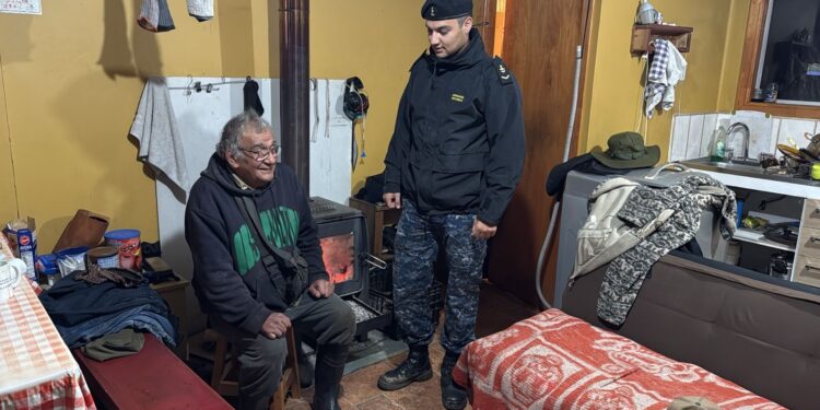 Un exitoso operativo de emergencia permitió rescatar con vida a un hombre que se encontraba a la deriva en el Seno Skyring, en la comuna de Río Verde, en la Región de Magallanes.