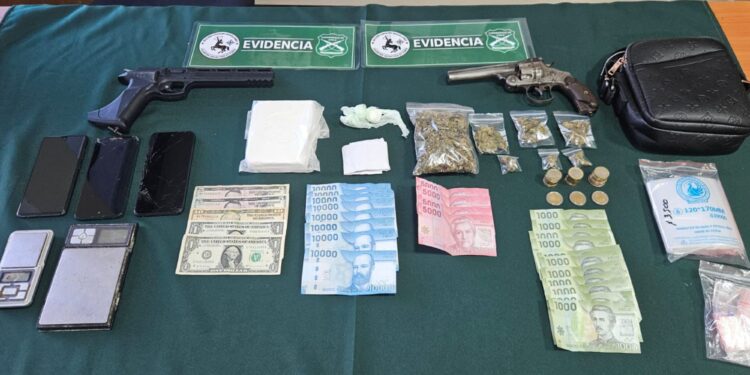 Dos detenidos tras persecución policial: incautan cocaína, marihuana y armas en Punta Arenas