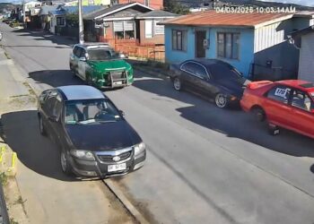 EVADIÓ CONTROL POLICIAL Y TERMINÓ CHOCANDO EN POBLACIÓN CARLOS IBÁÑEZ