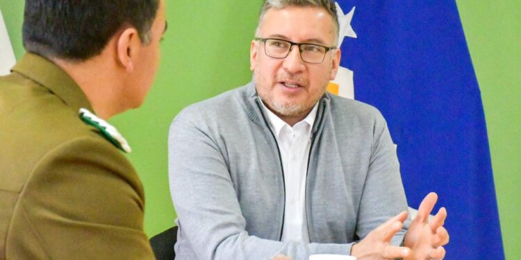 Delegado presidencial coordina refuerzo de seguridad en Puerto Williams y pide intensificar controles contra el narcotráfico