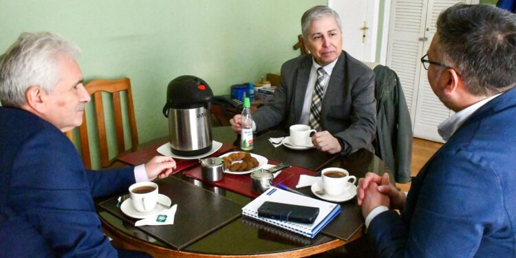 Apoyo histórico a estudiantes de Puerto Williams,delegación financiará viajes y proyecta ferias vocacionales en la zona