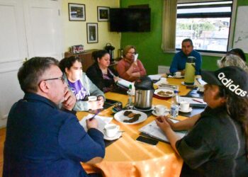 Dirigentes sociales de Puerto Williams plantean demandas a delegado presidencial en primera reunión de trabajo