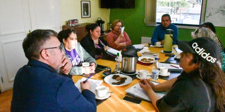 Dirigentes sociales de Puerto Williams plantean demandas a delegado presidencial en primera reunión de trabajo