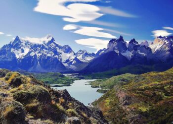 Turista extranjero deberá pagar multa de cinco millones antes de salir y queda con prohibición de ingresar a Chile por tres años tras ser sorprendido fumando en Torres del Paine