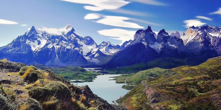 Turista extranjero deberá pagar multa de cinco millones antes de salir y queda con prohibición de ingresar a Chile por tres años tras ser sorprendido fumando en Torres del Paine