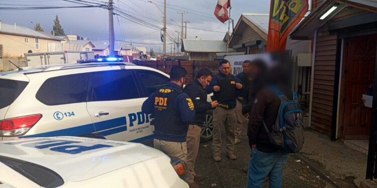 PDI detecta a 10 extranjeros en situación irregular tras fiscalización en Puerto Natales y Punta Arenas