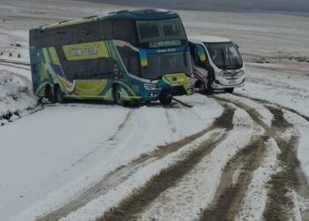 Accidentes en ruta de Santa Cruz, dos buses pierden estabilidad tras primera nevada del año