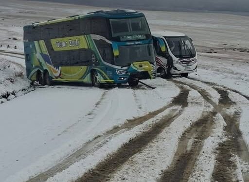 Accidentes en ruta de Santa Cruz, dos buses pierden estabilidad tras primera nevada del año