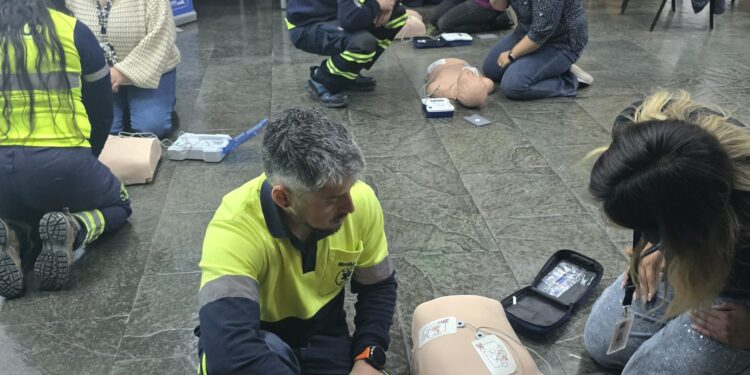 Capacitan a funcionarios de salud mental en RCP y uso de desfibrilador para enfrentar emergencias cardiovasculares