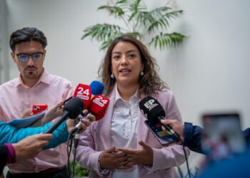 Autoridades llaman a la calma ante alza de combustibles y aseguran abastecimiento en Magallanes