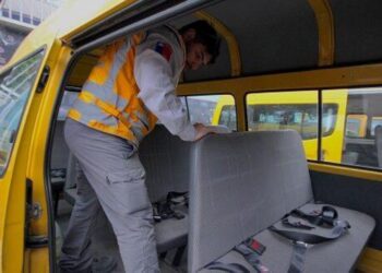 Fiscalización detecta minibús escolar “pirata” con 12 alumnos en Punta Arenas