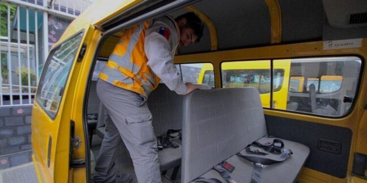 Fiscalización detecta minibús escolar “pirata” con 12 alumnos en Punta Arenas