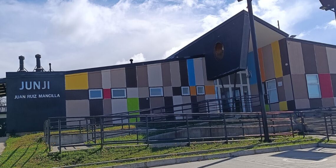 Senador Karim Bianchi y concejal Germán Flores se reúnen con dirigentes por cierre de jardín infantil en población Silva Henríquez