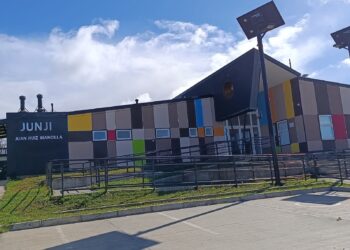 Senador Karim Bianchi y concejal Germán Flores se reúnen con dirigentes por cierre de jardín infantil en población Silva Henríquez