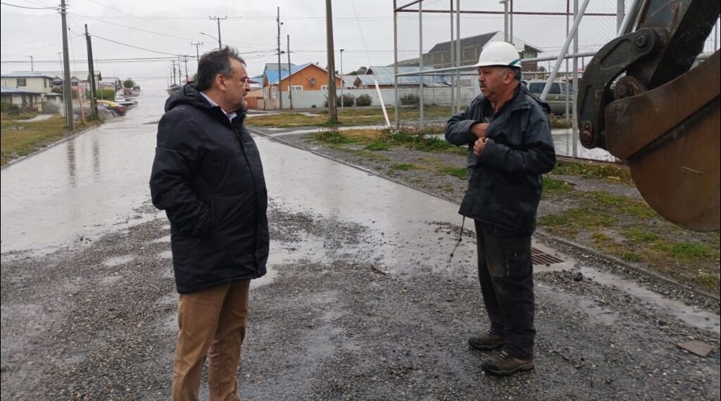 Alcalde de Porvenir José Gabriel Parada informa despliegue municipal ante intensas lluvias en la comuna.