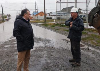 Alcalde de Porvenir José Gabriel Parada informa despliegue municipal ante intensas lluvias en la comuna.