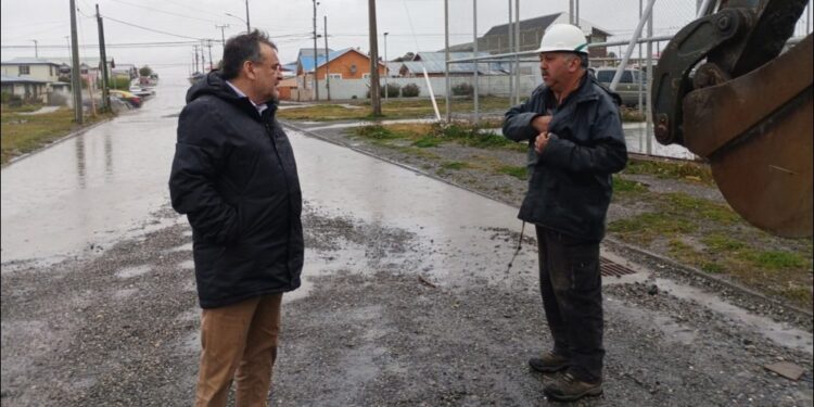 Alcalde de Porvenir José Gabriel Parada informa despliegue municipal ante intensas lluvias en la comuna.