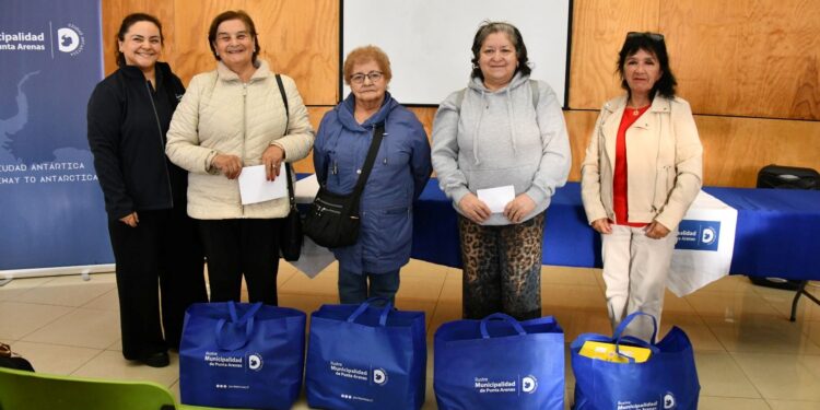 Municipio de Punta Arenas entrega insumos a 125 clubes de adultos mayores para fortalecer su funcionamiento
