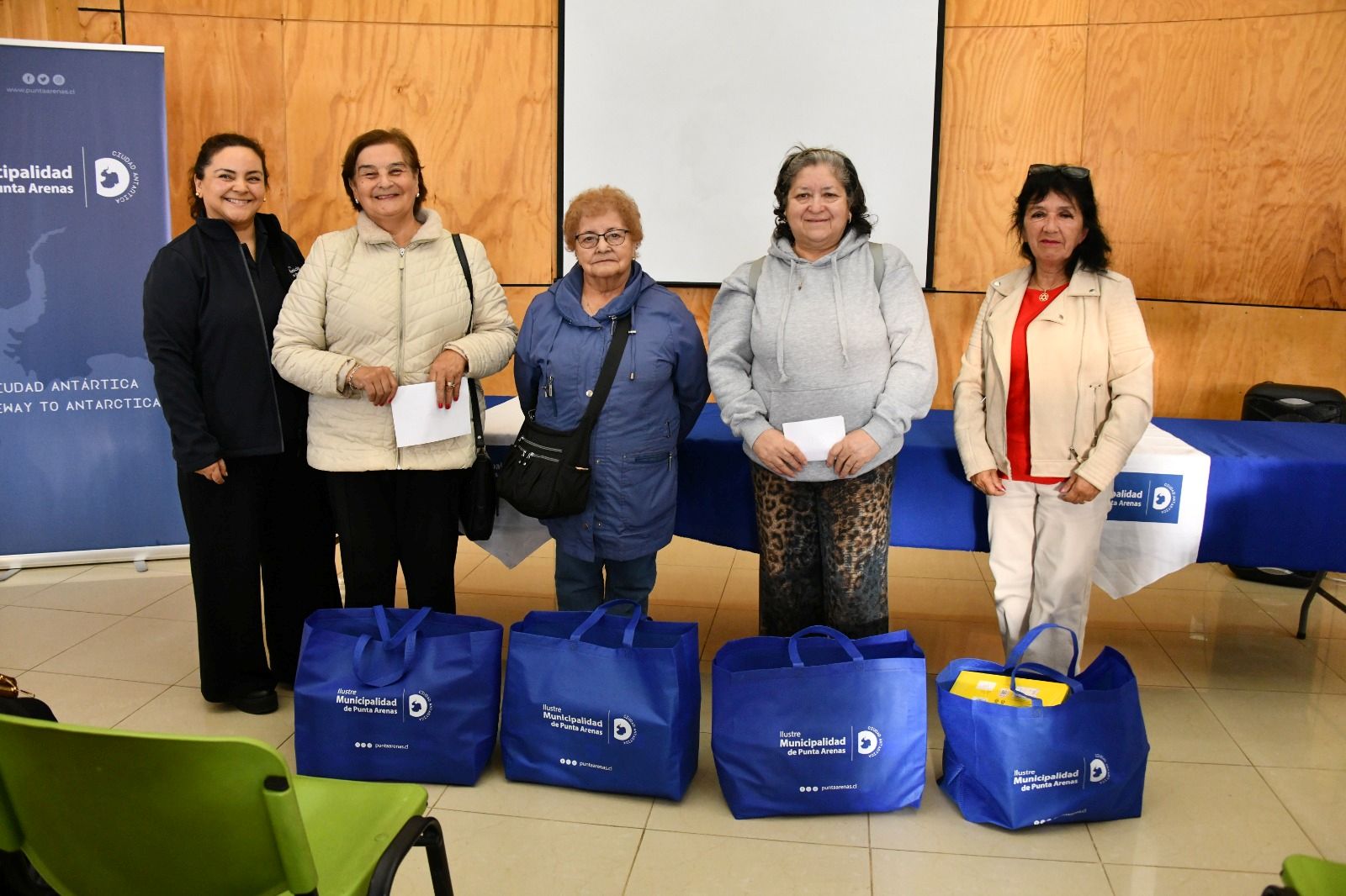 Municipio de Punta Arenas entrega insumos a 125 clubes de adultos mayores para fortalecer su funcionamiento