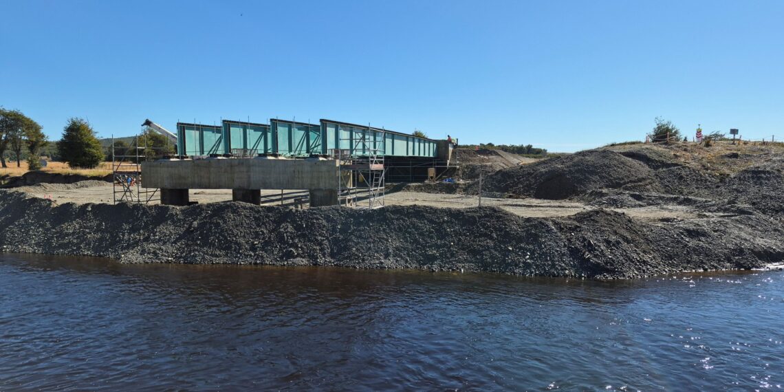 Obras del nuevo Puente Rubens en Puerto Natales alcanzan un 50% de avance