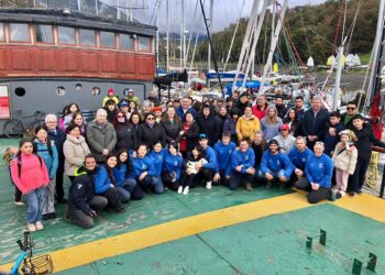 Emotiva despedida del velero “Amundsen” rumbo a Sudáfrica, tripulación deberá enfrentar 30 días de navegación y fortalecer disciplina y trabajo en equipo