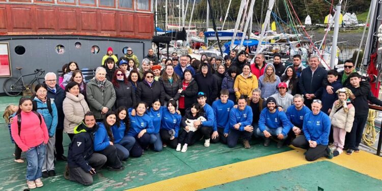 Emotiva despedida del velero “Amundsen” rumbo a Sudáfrica, tripulación deberá enfrentar 30 días de navegación y fortalecer disciplina y trabajo en equipo