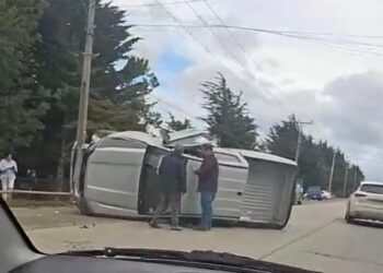 Colisión de dos vehículos con volcamiento movilizó a equipos de emergencia en Ruta 9 Sur