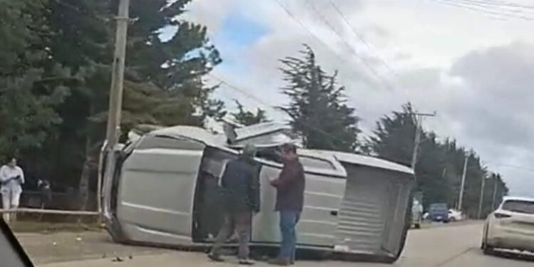 Colisión de dos vehículos con volcamiento movilizó a equipos de emergencia en Ruta 9 Sur