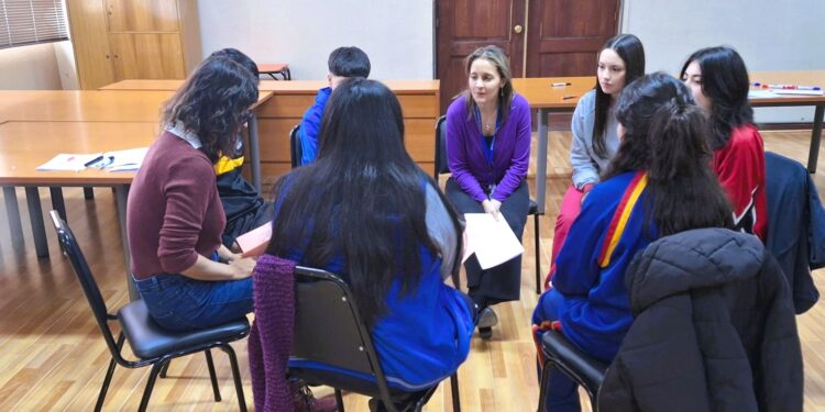 Justicia y Educación se Unen: Profesionales de Reinserción Capacitan a Futuros Mediadores Escolares.