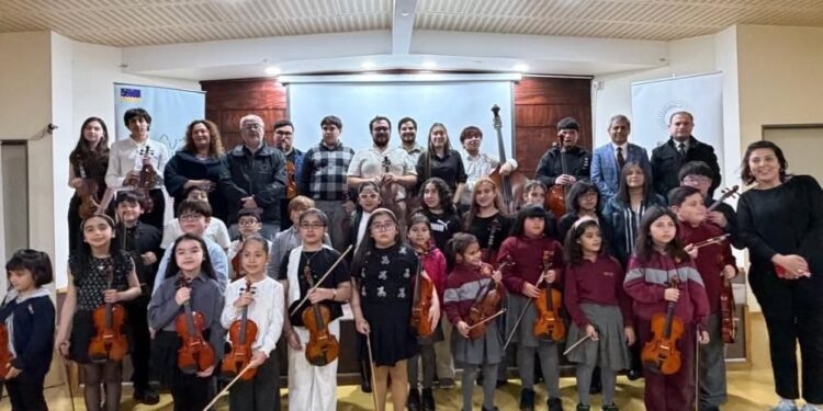 Acordes para el Futuro: ENAP Impulsa Magallanes concreta la entrega de instrumentos para la primera Orquesta Comunitaria en Natales.