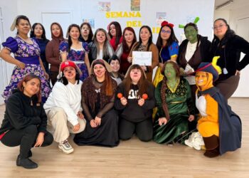 Estudiantes de Santo Tomás Punta Arenas celebran el Día del Libro con teatro y música en el Jardín Infantil Coné.