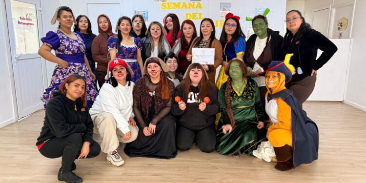Estudiantes de Santo Tomás Punta Arenas celebran el Día del Libro con teatro y música en el Jardín Infantil Coné.