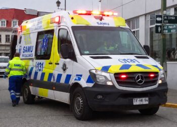 Último minuto, adulto mayor resulta lesionado tras caída en scooter en Punta Arenas