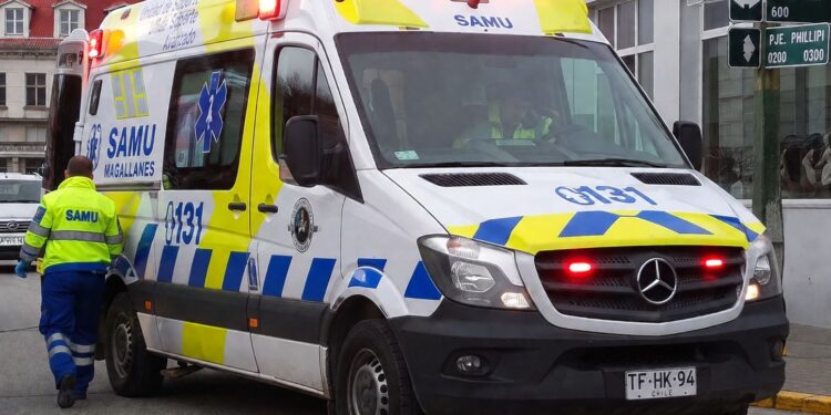 Último minuto, adulto mayor resulta lesionado tras caída en scooter en Punta Arenas