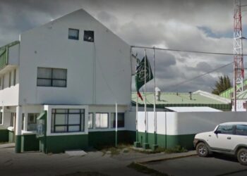 Detienen a sujeto parapetado con armas blancas tras procedimiento por VIF