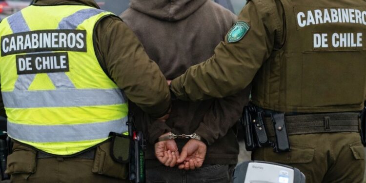 Conductor es detenido tras evadir control policial y dar positivo a droga en Punta Arenas