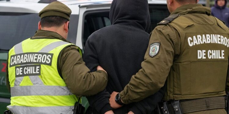 Detienen a menor de edad por robo en domicilio en Punta Arenas