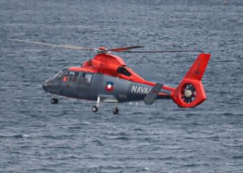 Helicóptero naval realiza aterrizaje de emergencia en isla Guarello, tripulación resultó ilesa