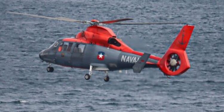 Helicóptero naval realiza aterrizaje de emergencia en isla Guarello, tripulación resultó ilesa