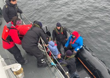 Armada realiza doble evacuación médica de pasajeros extranjeros en zona de fiordos de Magallanes