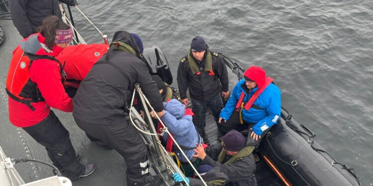 Armada realiza doble evacuación médica de pasajeros extranjeros en zona de fiordos de Magallanes