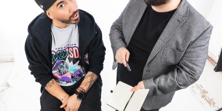 Dúo revelación del humor chileno llega hoy viernes a Dreams Punta Arenas con hilarante rutina