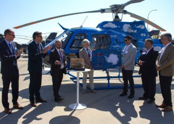 Empresa Airbus entrega reconocimiento a DAP por circunnavegación antártica en helicópteros.