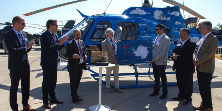 Empresa Airbus entrega reconocimiento a DAP por circunnavegación antártica en helicópteros.