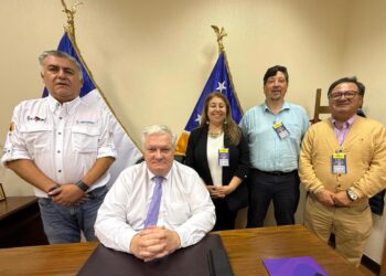 Senador Kusanovic y trabajadores de ENAP analizan el futuro y los desafíos estratégicos de la estatal en Magallanes.